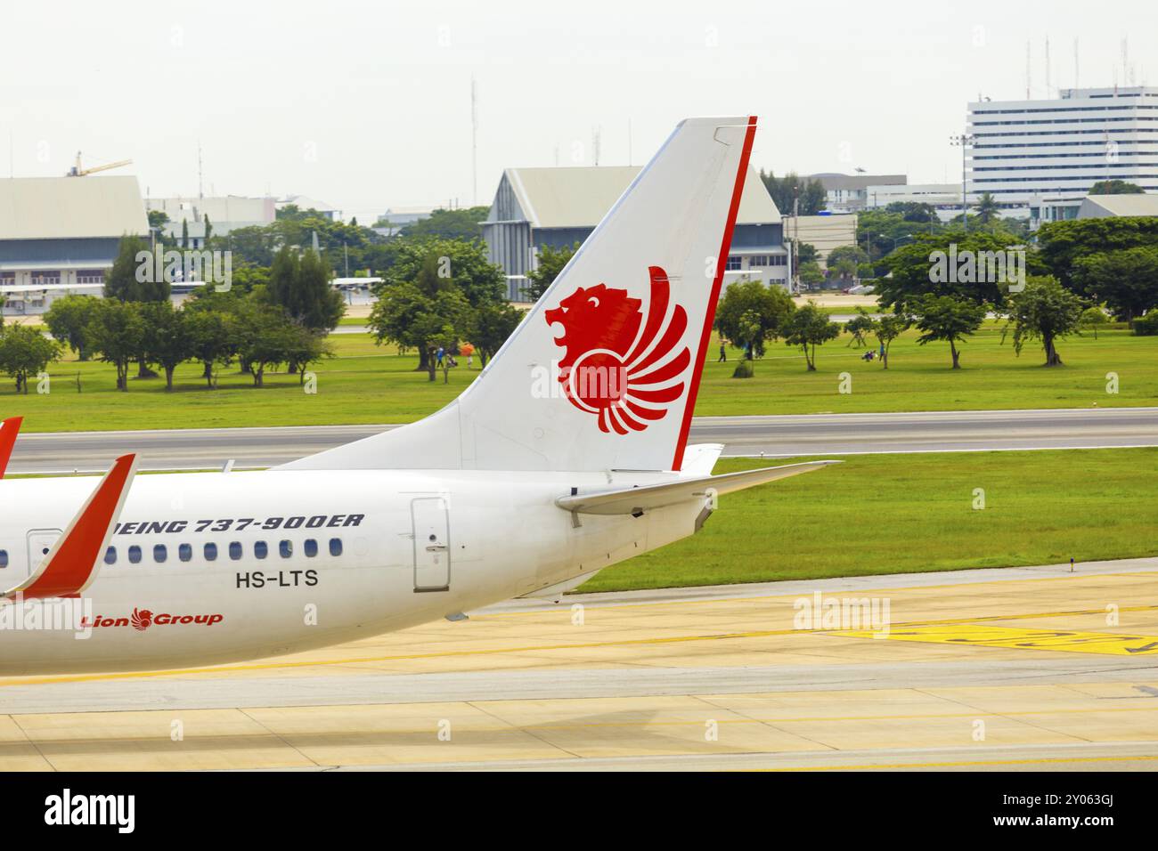 Bangkok, Thailand, 3. November 2015: Heckteil des Thai Lion Air Flugzeugs auf der Start- und Landebahn des Don Mueang Airport, Asien Stockfoto