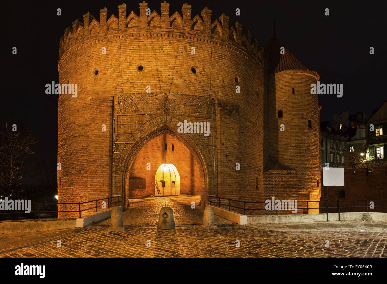 Warschau Barbican in der Nacht in Polen, Bogentor zur Altstadt, Teil der alten Stadtmauerbefestigung Stockfoto