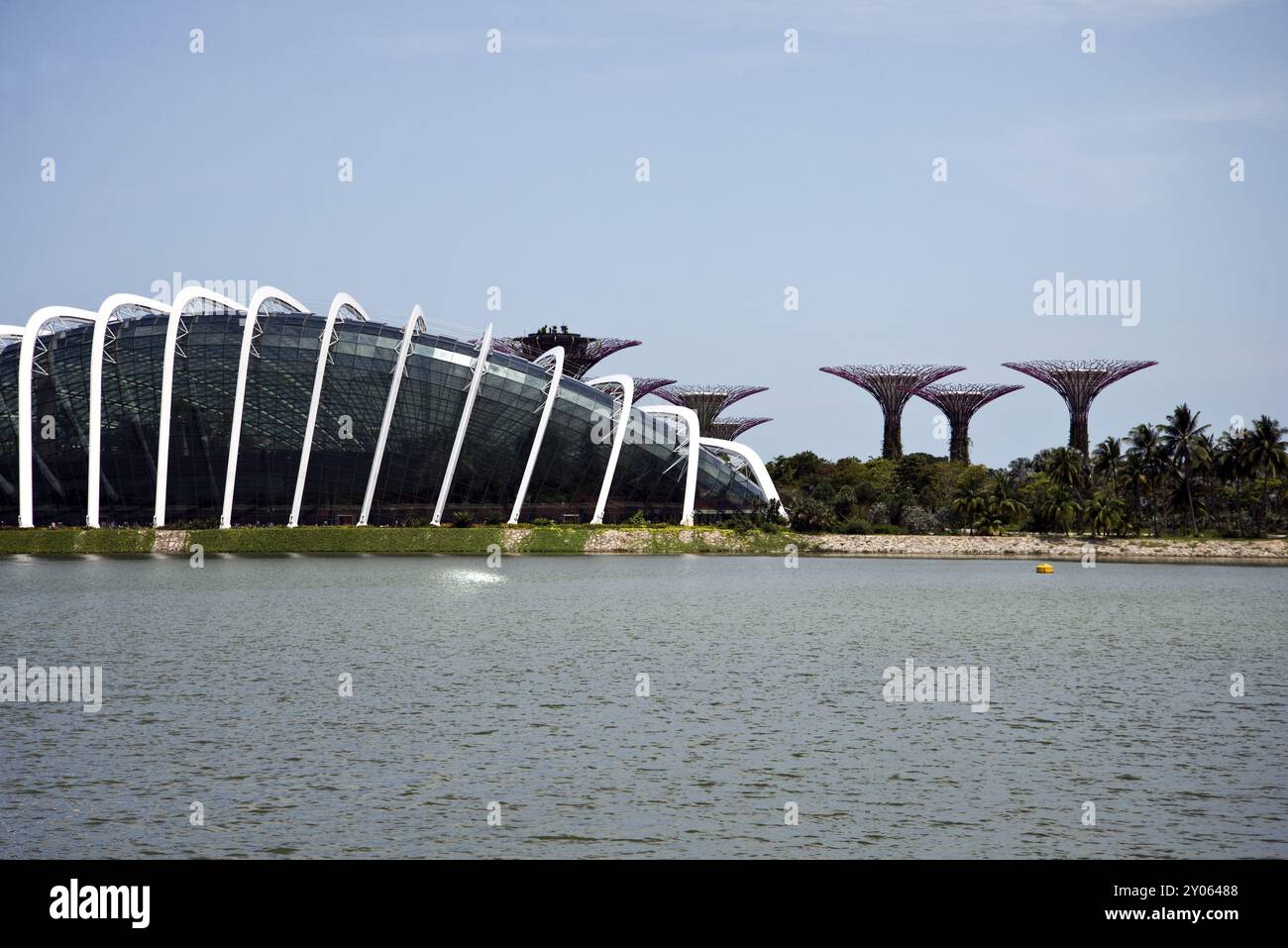 Moderne Architektur in den Gardens by the Bay, einer der beliebtesten Sehenswürdigkeiten Singapurs Stockfoto