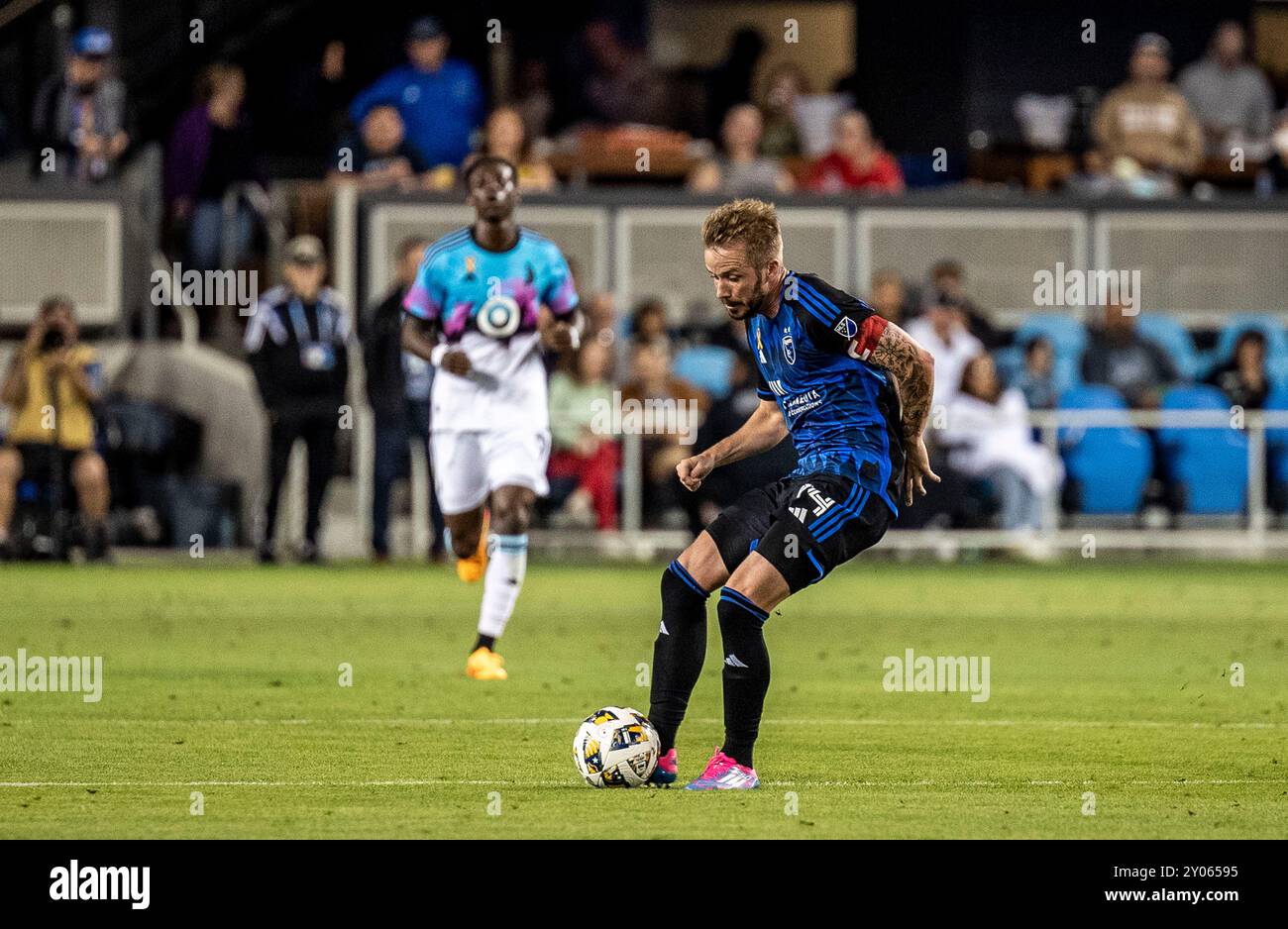 31 2024 San Jose, CA USA San Jose Mittelfeldspieler Jackson Yueill (14) versucht, den Ball während des MLS-Spiels zwischen Minnesota United FC und den San Jose Earthakes zu kontrollieren. Minnesota schlug San Jose 2-1 im PayPal Park San Jose Kalifornien Thurman James/CSM (Bild: © Thurman James/Cal Sport Media) Stockfoto