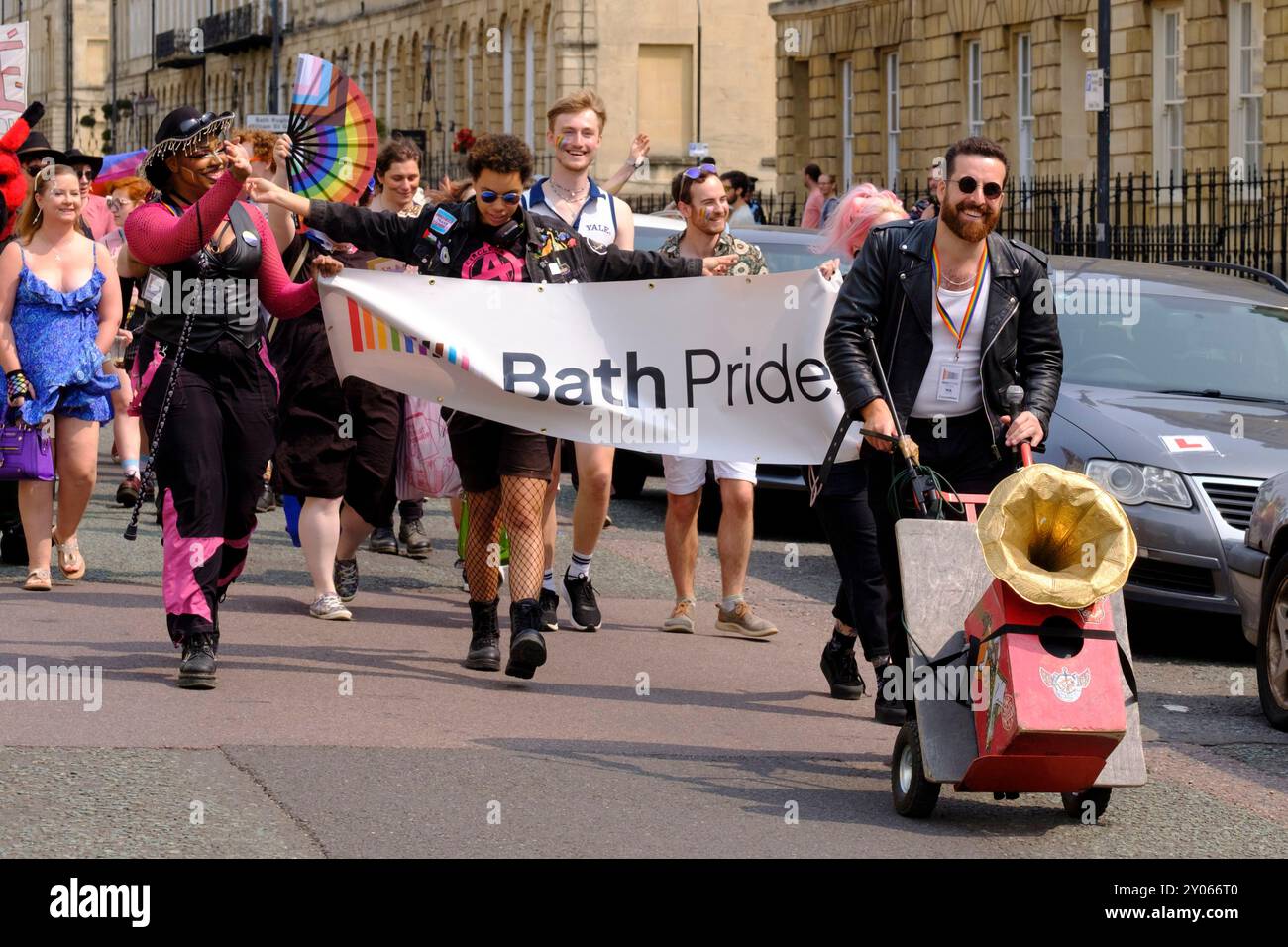 Bath feiert seinen ersten Pride marsch. Organisatoren sagen, dass dies eine Gelegenheit für die LGBTQ-Community ist, ihre Individualität und ihre Fortschritte zu feiern. Stockfoto