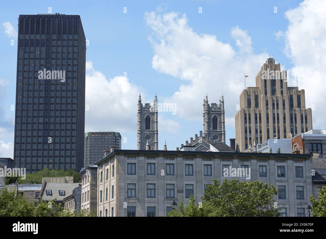 Montreal, Kanada, 26. Juli 2008: Blick auf die Innenstadt von Montreal mit dem Aldred Building auf der rechten Seite, die Türme der Kathedrale Notre Dame im gotischen Revival Stockfoto