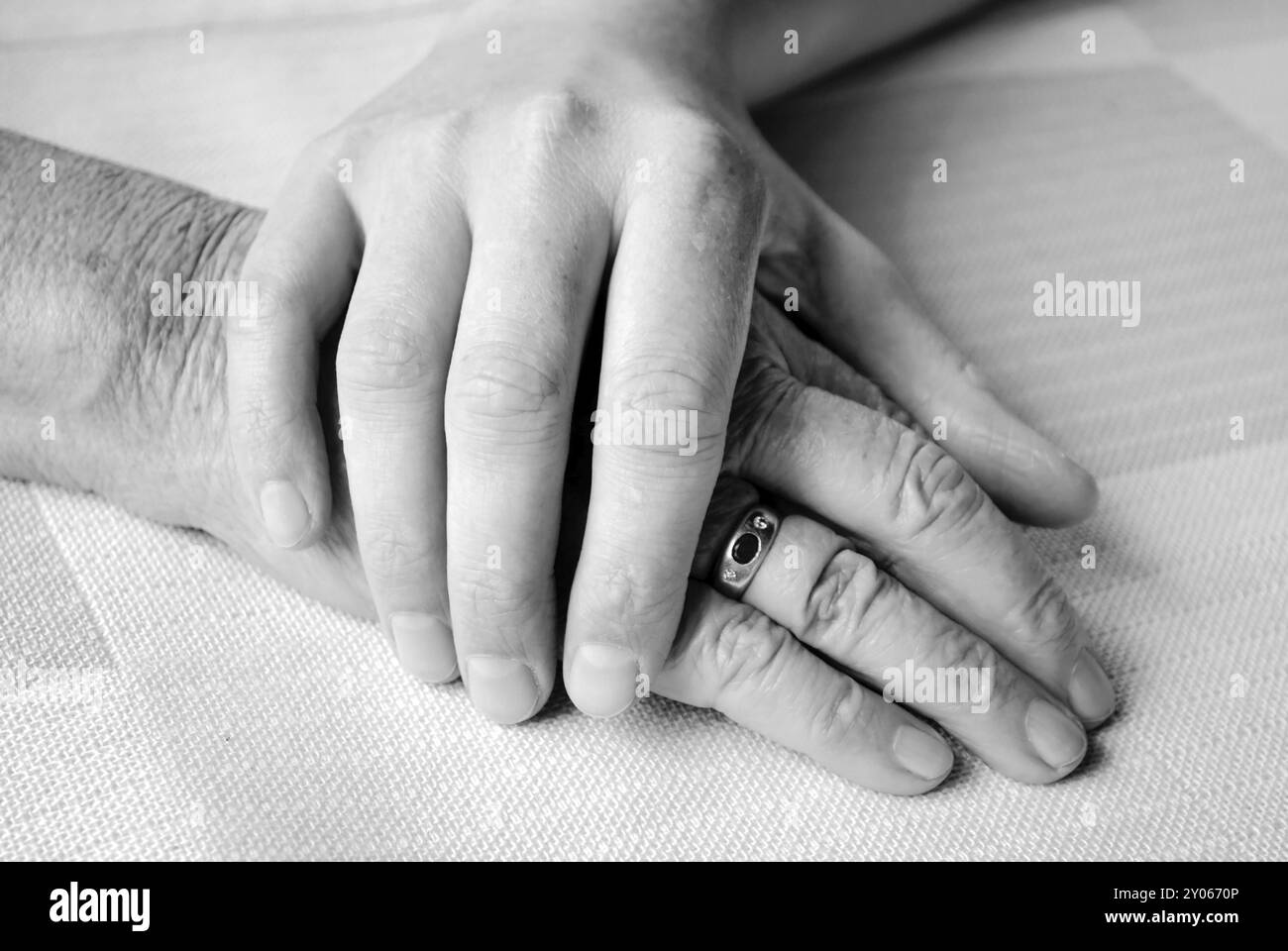 Die liebevolle Hand einer Krankenschwester und eines älteren Patienten Stockfoto