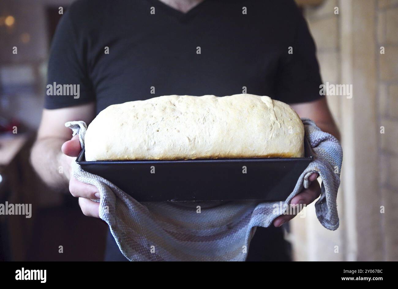 Männliche Hände Form mit frischem Teig auf die Küche. Nahaufnahme Stockfoto