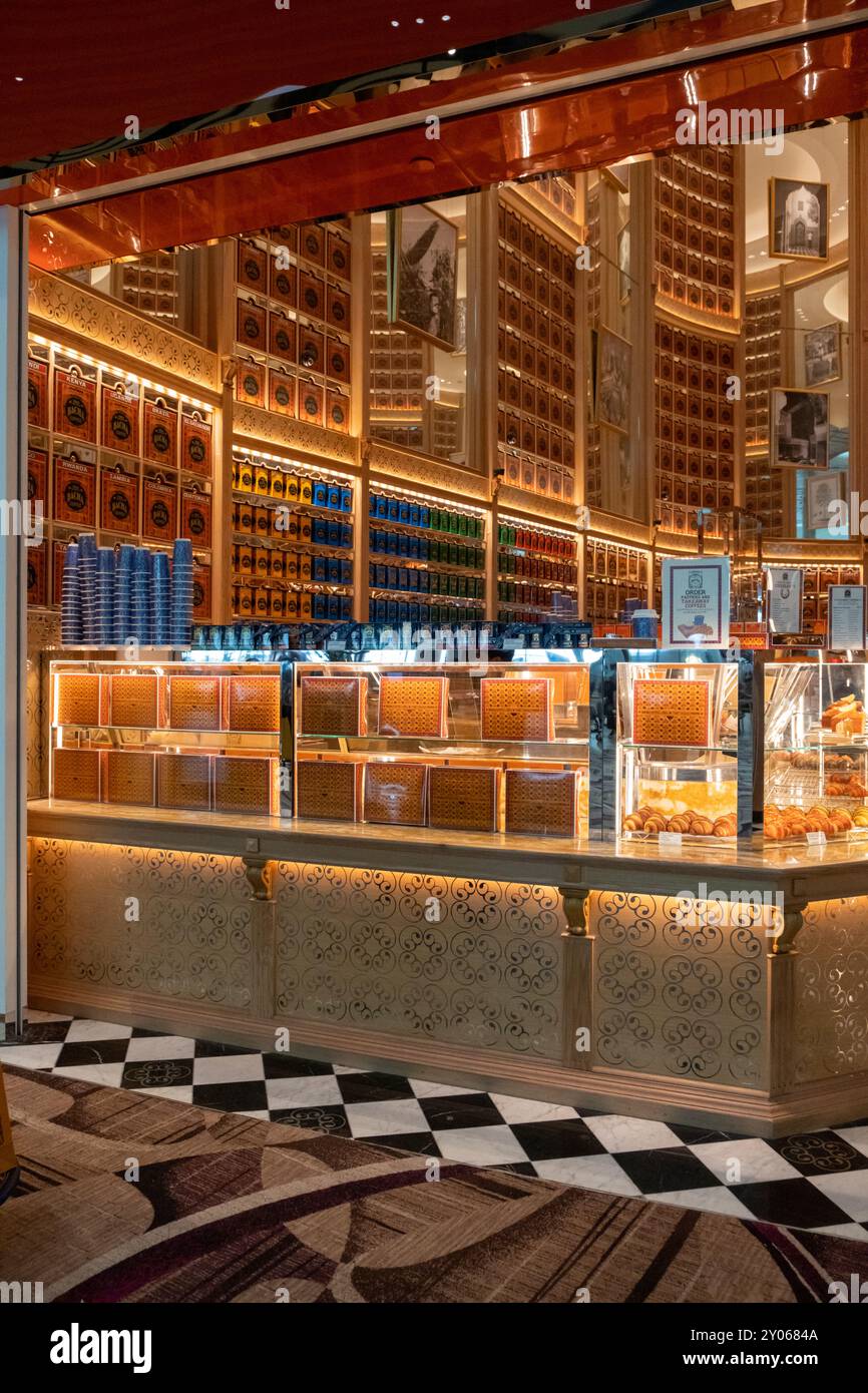 Singapur - 10. März 2024: Bacha Coffee Shop am Flughafen Changi. Sie wurde 1910 in Marrakesch gegründet, mit verschiedenen Arabica-Kaffeebohnen aus d Stockfoto