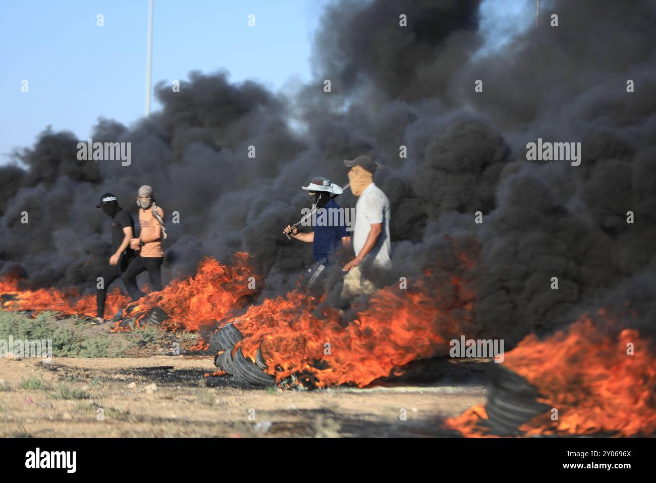 Gazastreifen, Palästina. September 2023. Die Palästinenser setzten bei Zusammenstößen mit israelischen Truppen entlang des Zauns zwischen Gaza und Israel östlich von Gaza-Stadt Feuer in die Reifen. Israelische Truppen warfen Tränengaskannister und benutzten lebendiges Feuer, um die Demonstranten zu zerstreuen Stockfoto