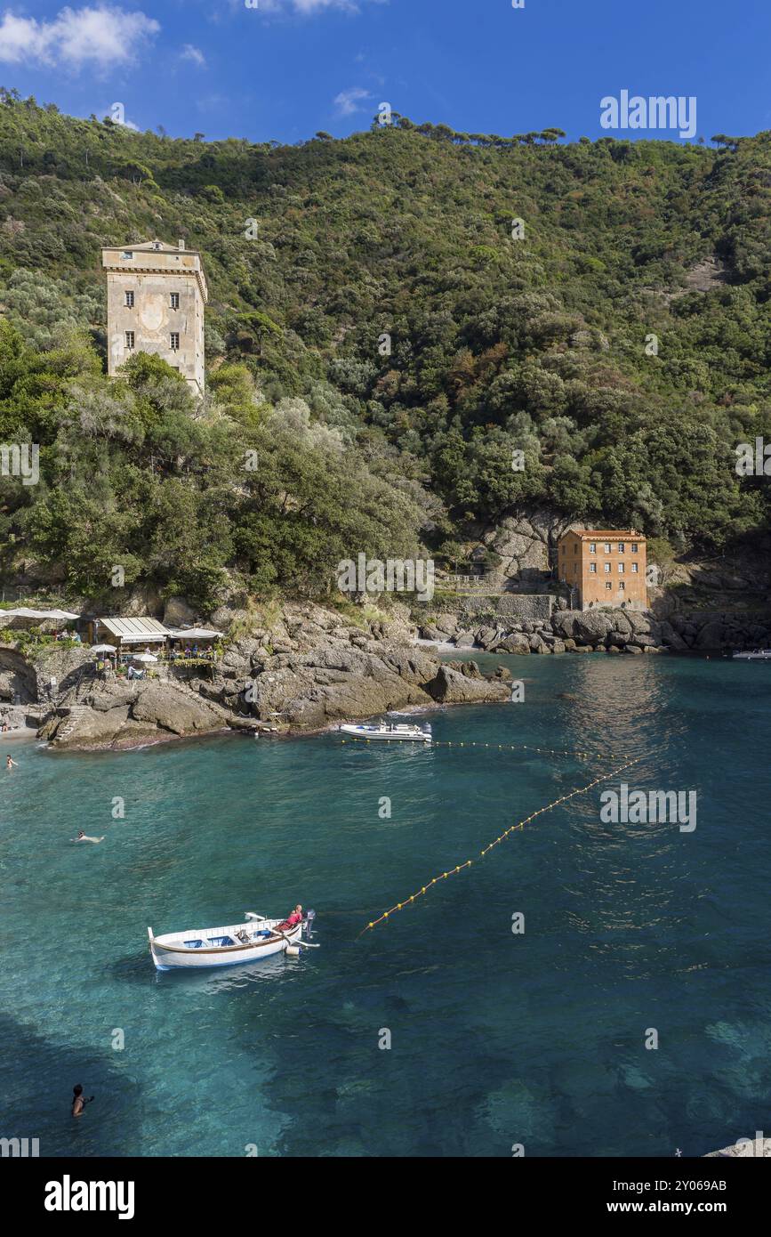 Blick ber Das Kleine Dorf Von San Fruttuoso Di Camogli In Der blick-ber-das-kleine-dorf-von-san-fruttuoso-di-camogli-in-der