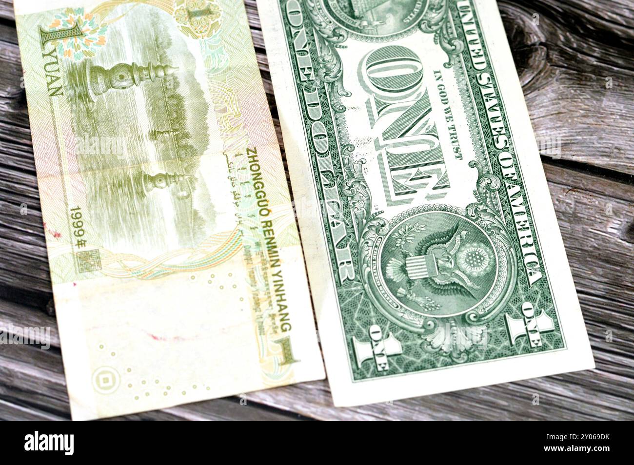 1 eine Banknote der chinesischen Yuan-Geldscheine, die von der People's Bank of China ausgegeben wird, und eine US-Dollar-Banknote in den Vereinigten Staaten von Amerika, amerikanisches und chinesisches Geld b Stockfoto