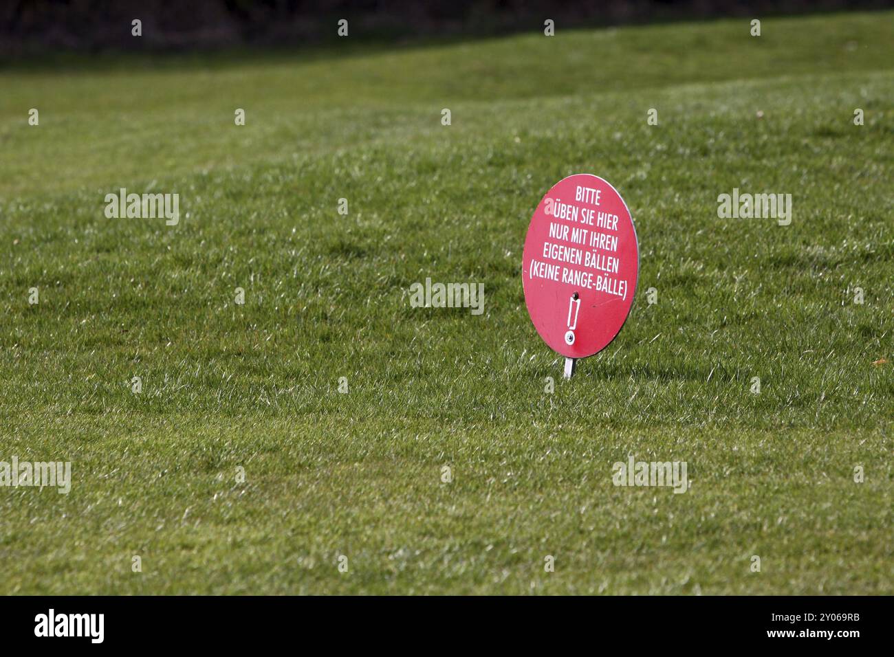 Melden Sie sich auf einem Golfplatz an Stockfoto