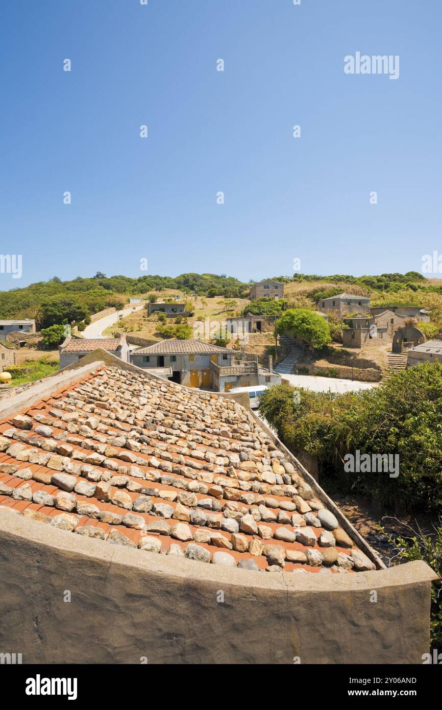 DAPU Village, ein traditionelles Matsu-Dorf mit Ziegelhäusern im Fujian-Stil mit Ziegeldächern auf der Insel Juguang in Taiwan. Vertikal Stockfoto