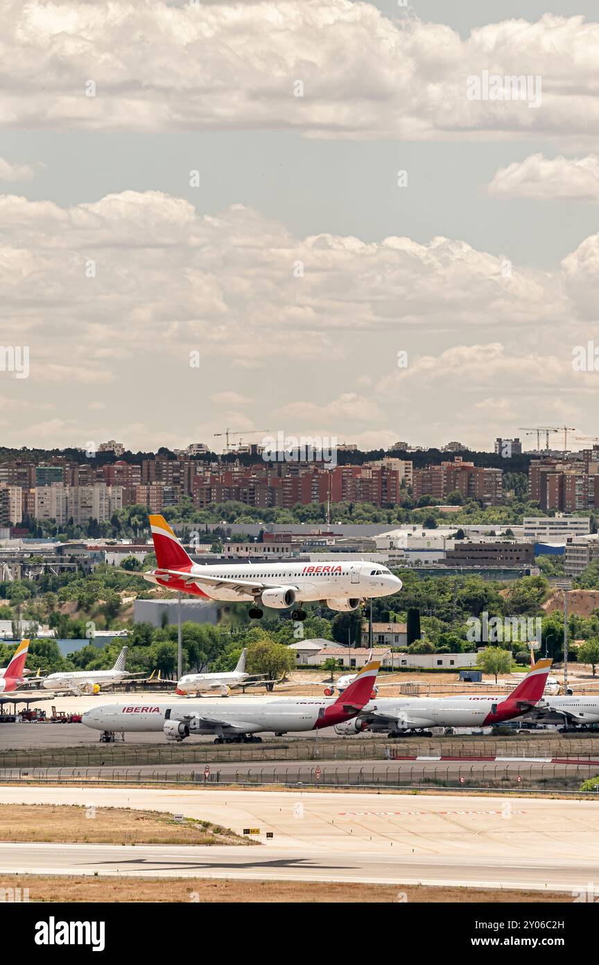 Madrid, Spanien; 18.05.2024: Airbus A320 Modellflugzeug der spanischen Firma Iberia startet das Landemanöver mit ausgefahrenem Fahrwerk und t Stockfoto