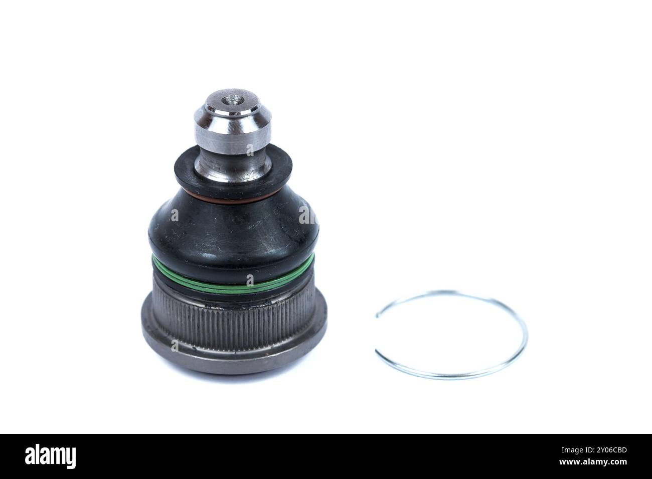 Neues Kugelgelenk auf weißem Hintergrund. Ersatzteile für den Austausch des Kugelgelenks der Vorderradaufhängung des Fahrzeugs Stockfoto
