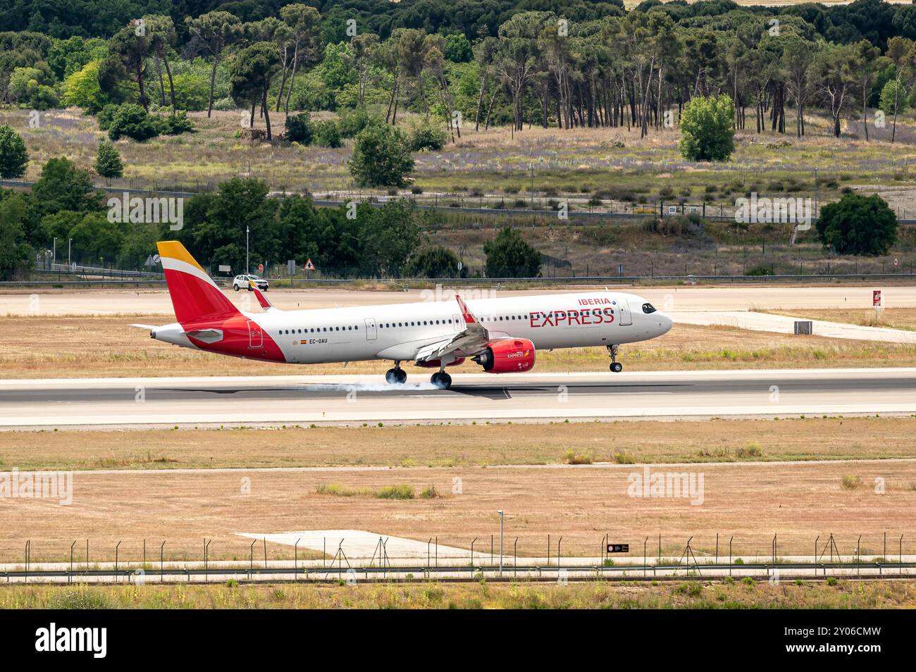 Madrid, Spanien; 18.05.2024: Kommerzielles Flugzeug des Modells Airbus A321 der spanischen Firma Iberia Express landet auf der Landebahn und verursacht Rauch Stockfoto