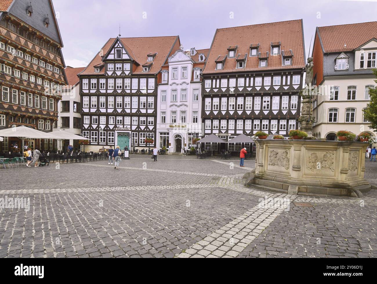 Historischer Marktplatz in Hildesheim mit Knochenhauer-Amtshaus (ganz links), Stadtschaenke, Rokokohaus und Wollenwebergildehaus, Niedersachsen, Deutschland, Stockfoto