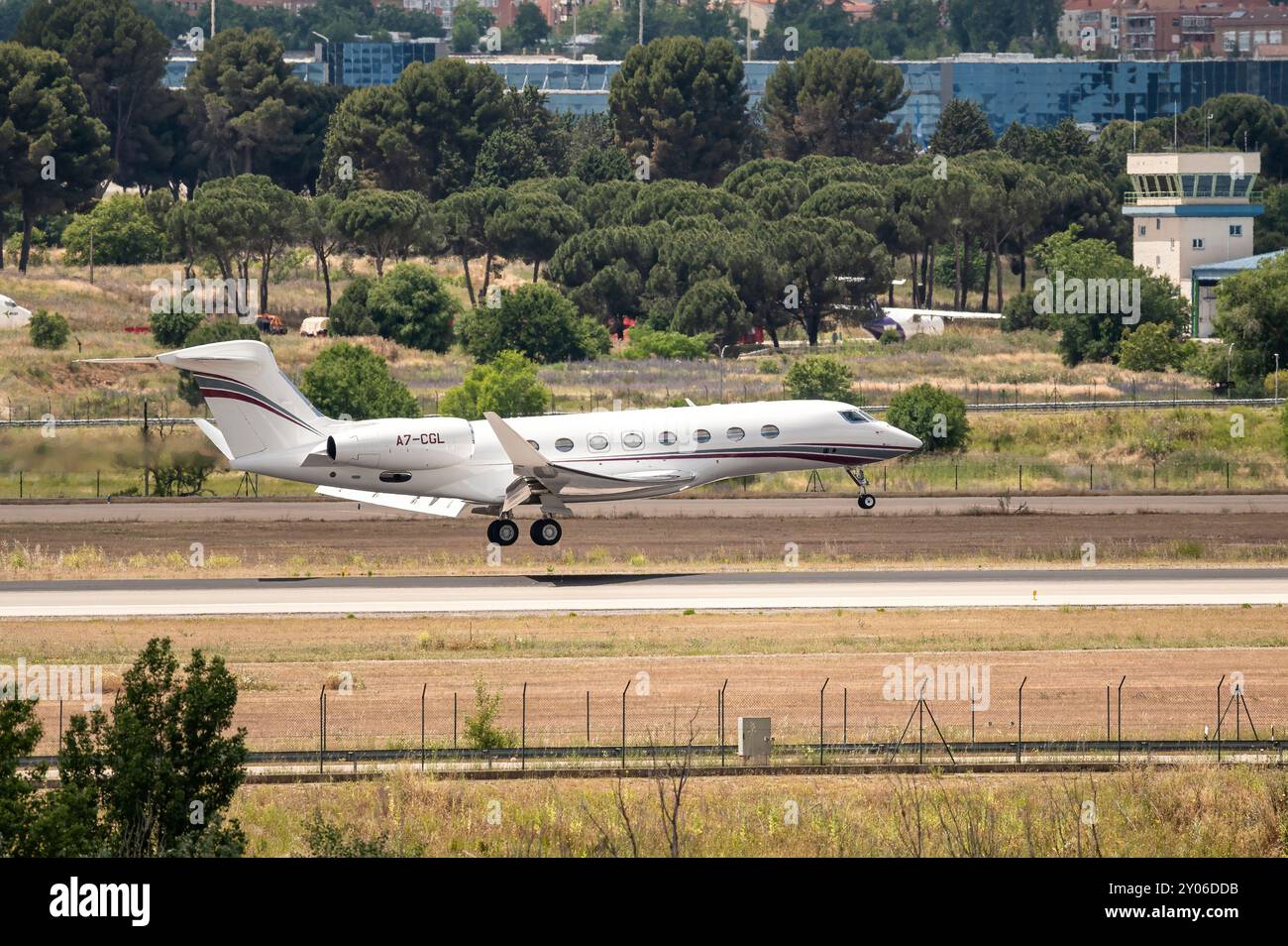 Madrid, Spanien; 18.05.2024: Privatflugzeug Gulfstream G650ER mit Fahrwerk während des Landemanövers auf der Start- und Landebahn des Flughafens Stockfoto