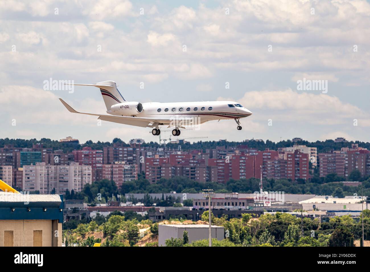 Madrid, Spanien; 18.05.2024: Privatflugzeug Gulfstream G650ER mit Fahrwerk während des Landemanövers auf der Start- und Landebahn des Flughafens Stockfoto