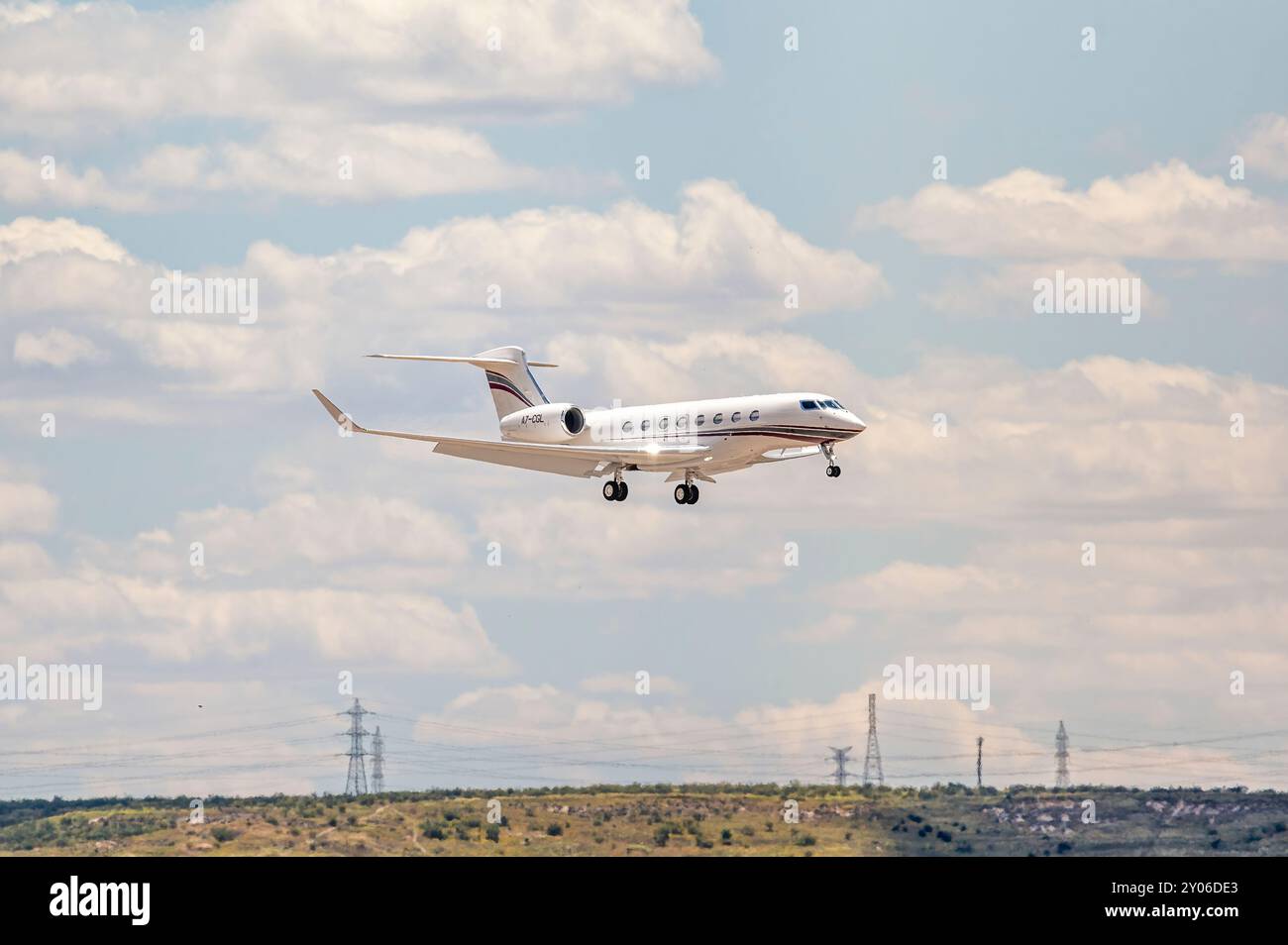 Madrid, Spanien; 18.05.2024: Privatflugzeug Gulfstream G650ER mit Fahrwerk während des Landemanövers auf der Start- und Landebahn des Flughafens Stockfoto
