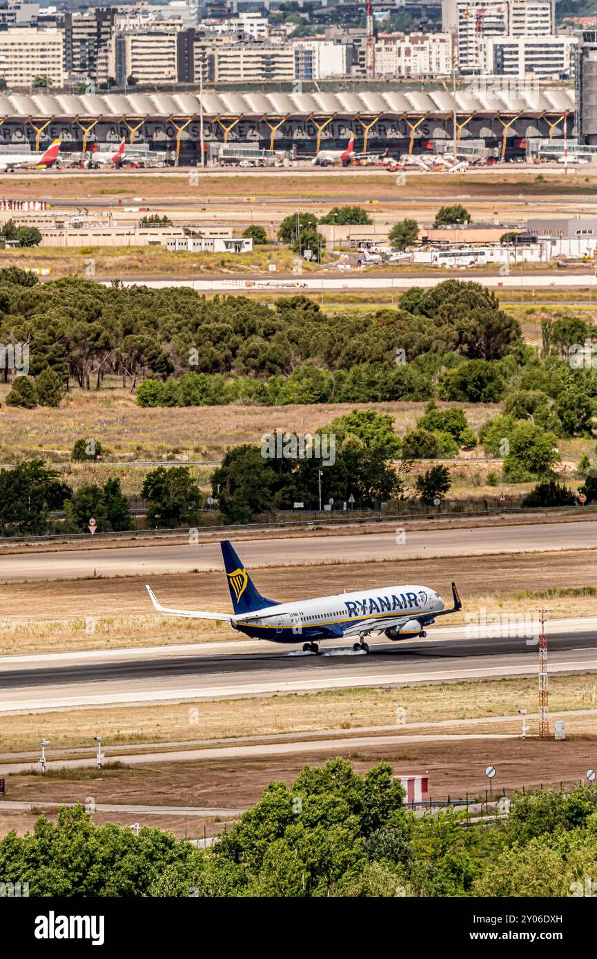 Madrid, Spanien; 18.05.2024: Kommerzielles Flugzeug des Modells Boeing 737 Max der irischen Firma Ryanair landet auf der Landebahn und verursacht Rauch, wenn die erste Stockfoto