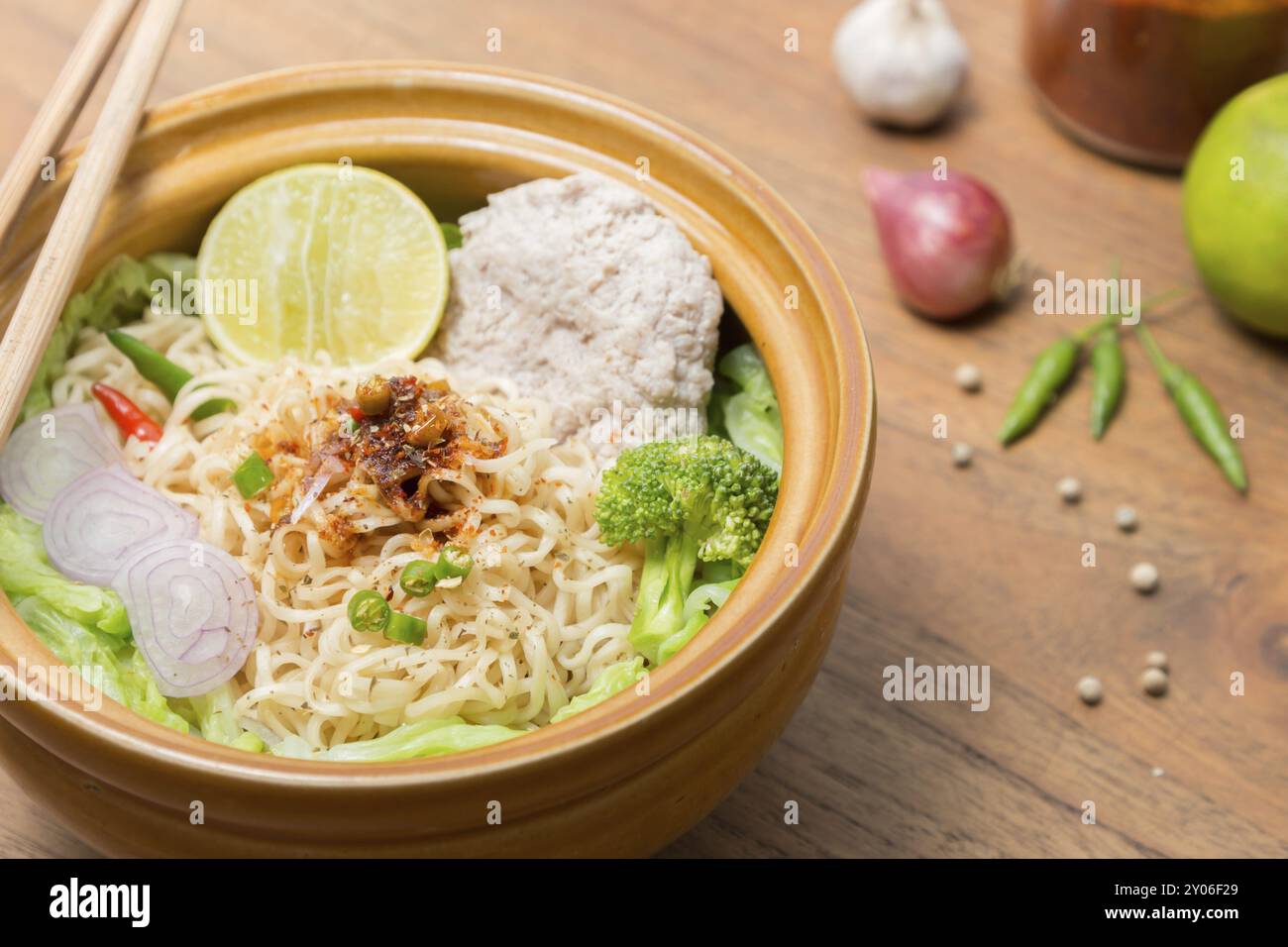 Heiße und scharfe Nudeln mit Schweinefleisch und Gemüse auf dem Holzhintergrund Stockfoto