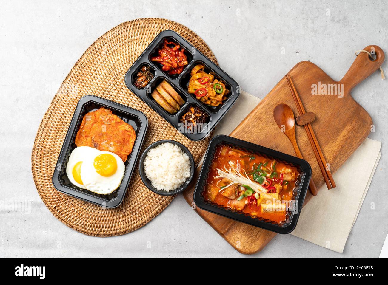 Koreanisches Essen, geschmortes scharfes Huhn, Schweinefleisch, Kimchi-Eintopf, Tintenfisch, Pfannenbraten, rote Chilipaste jjigae, gebratenes scharfes Schweinefleisch, Rinderbrust, Schweinekotelett, seaf Stockfoto