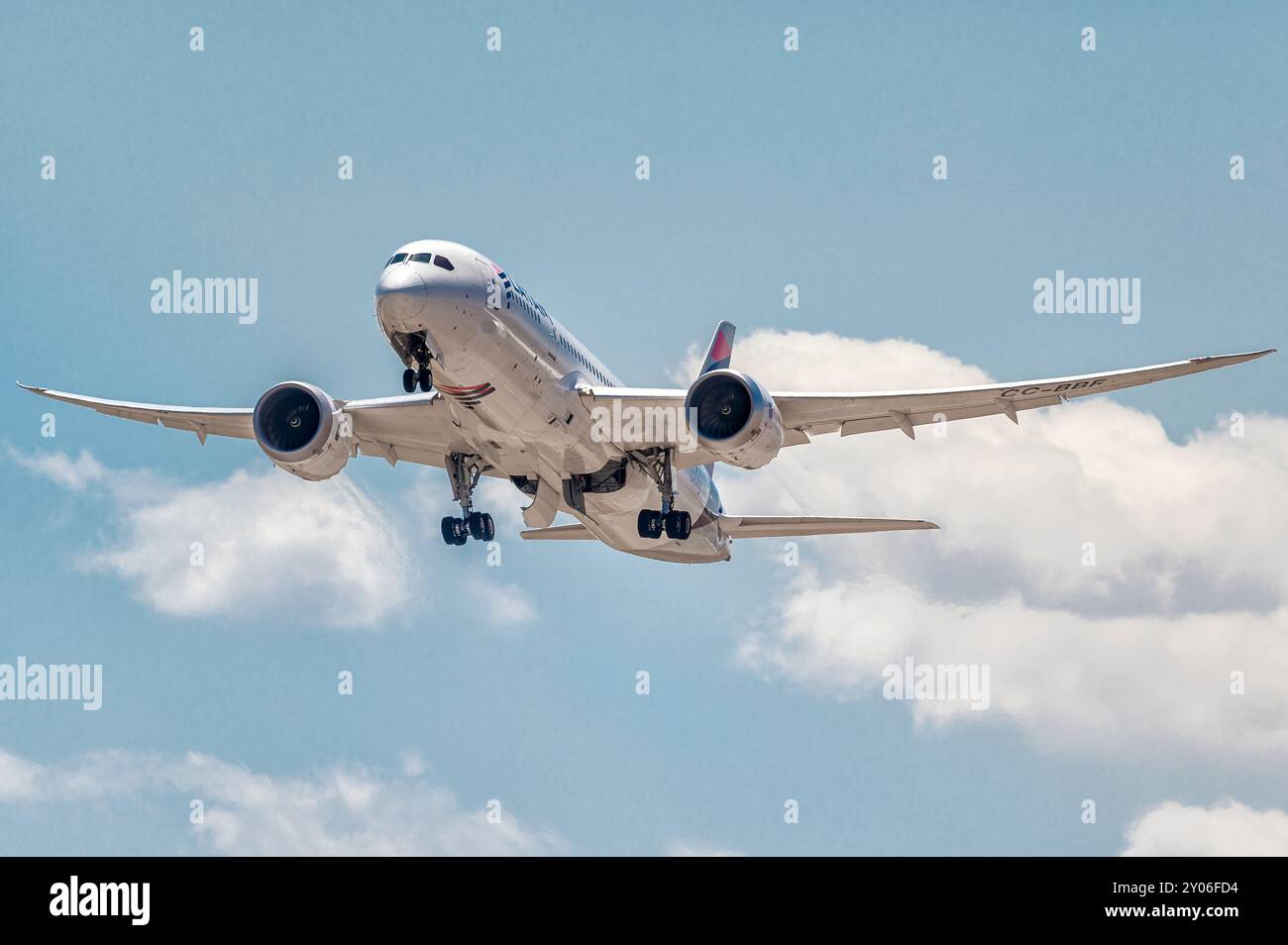 Madrid, Spanien; 24.05.2024: Boeing 787 Modellflugzeug der Firma Latam Chile während des Startmanövers Stockfoto