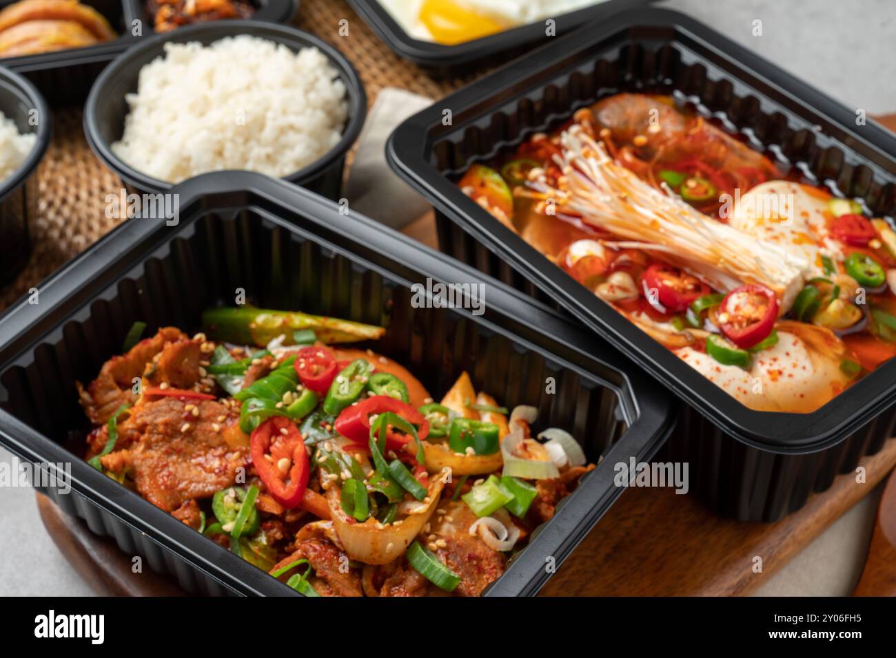 Koreanisches Essen, geschmortes scharfes Huhn, Schweinefleisch, Kimchi-Eintopf, Tintenfisch, Pfannenbraten, rote Chilipaste jjigae, gebratenes scharfes Schweinefleisch, Rinderbrust, Schweinekotelett, seaf Stockfoto