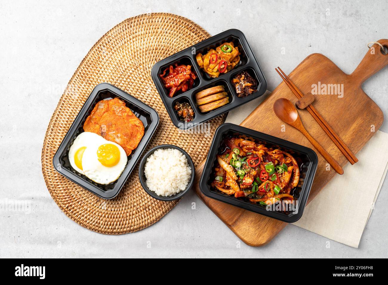 Koreanisches Essen, geschmortes scharfes Huhn, Schweinefleisch, Kimchi-Eintopf, Tintenfisch, Pfannenbraten, rote Chilipaste jjigae, gebratenes scharfes Schweinefleisch, Rinderbrust, Schweinekotelett, seaf Stockfoto