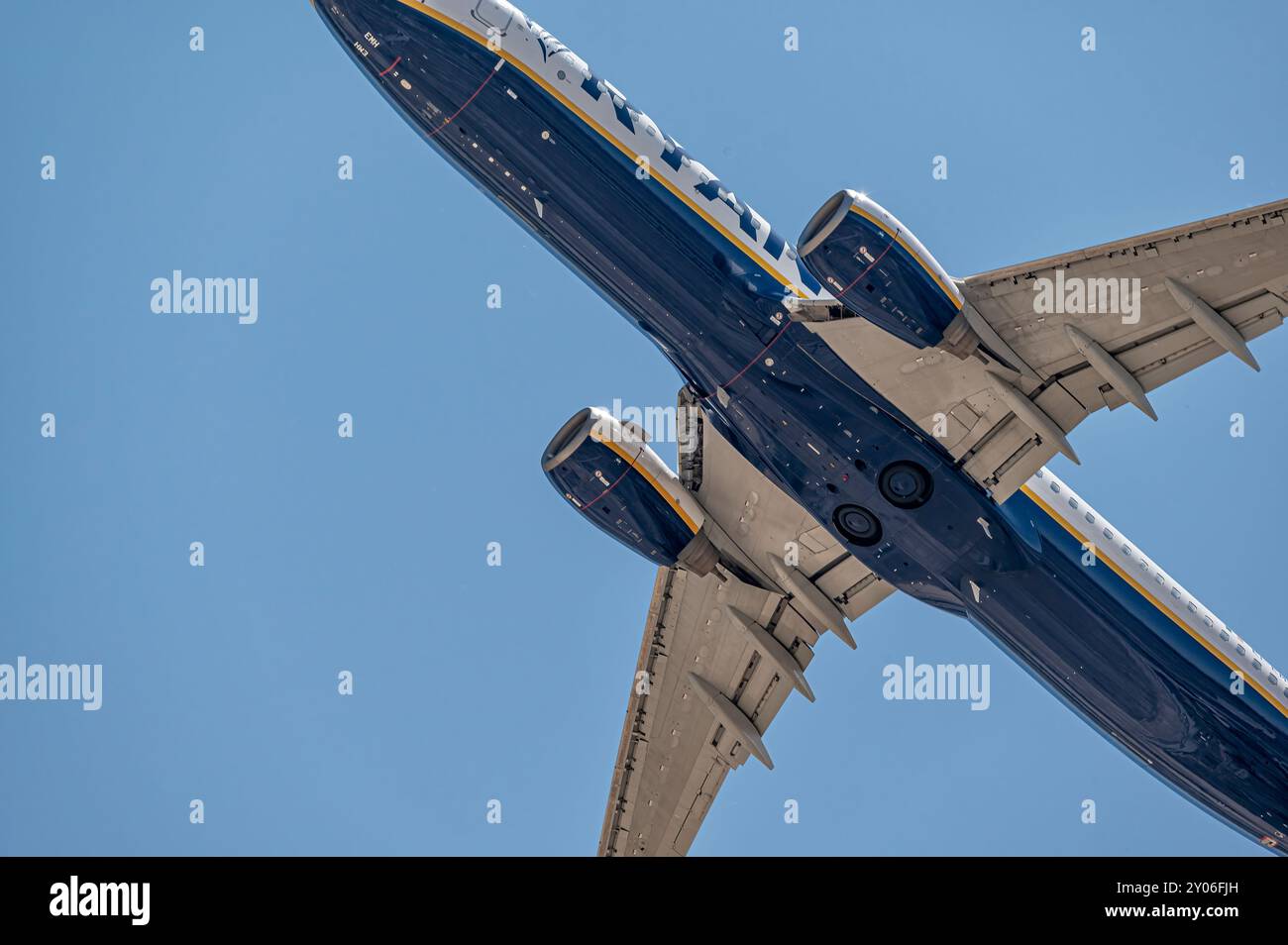 Madrid, Spanien; 24.05.2024: Kommerzielles Flugzeug des Modells Boeing 737 Max der irischen Firma Ryanair von unten gesehen, das das Startmanöver beendet Stockfoto