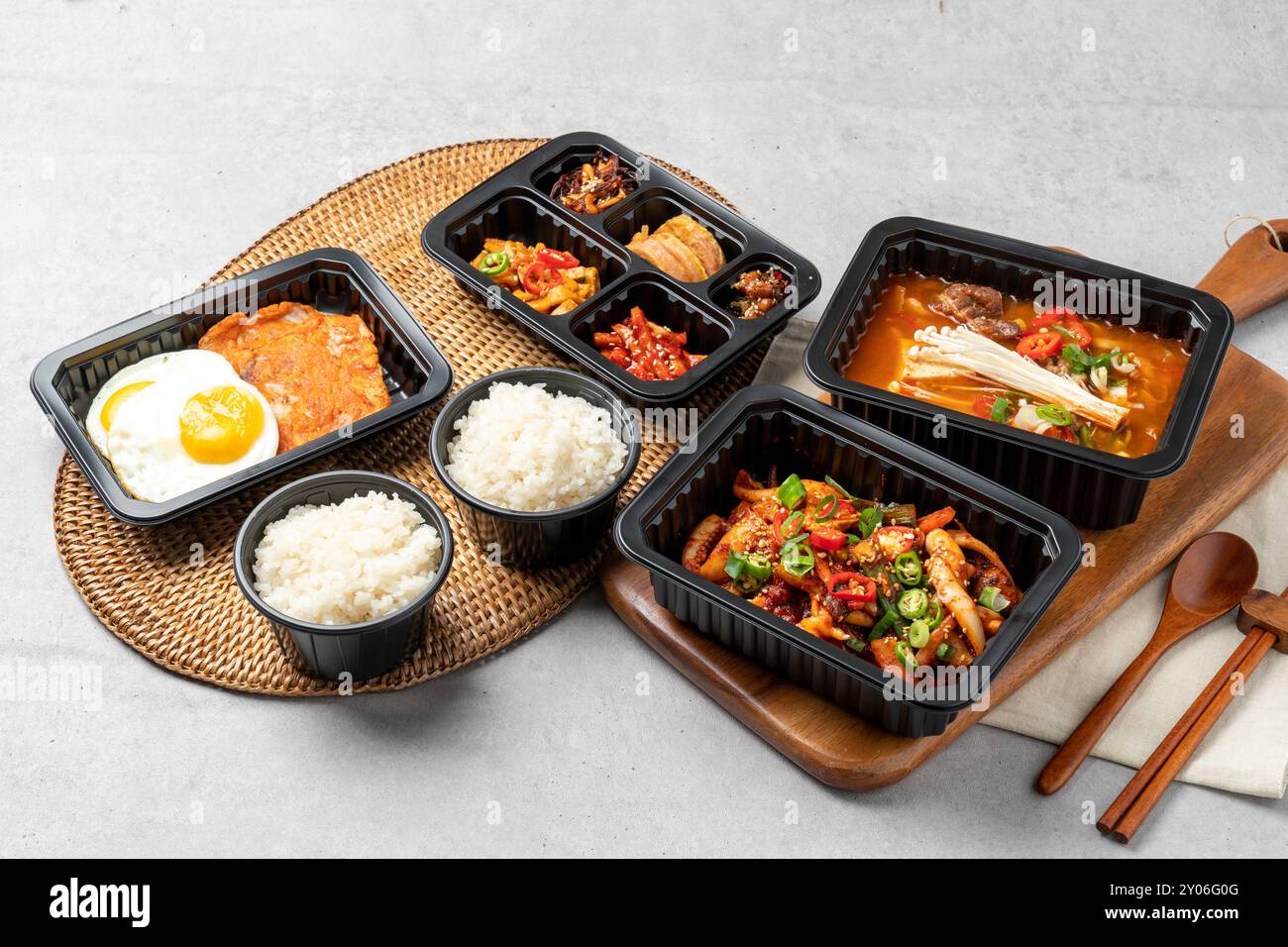 Koreanisches Essen, geschmortes scharfes Huhn, Schweinefleisch, Kimchi-Eintopf, Tintenfisch, Pfannenbraten, rote Chilipaste jjigae, gebratenes scharfes Schweinefleisch, Rinderbrust, Schweinekotelett, seaf Stockfoto