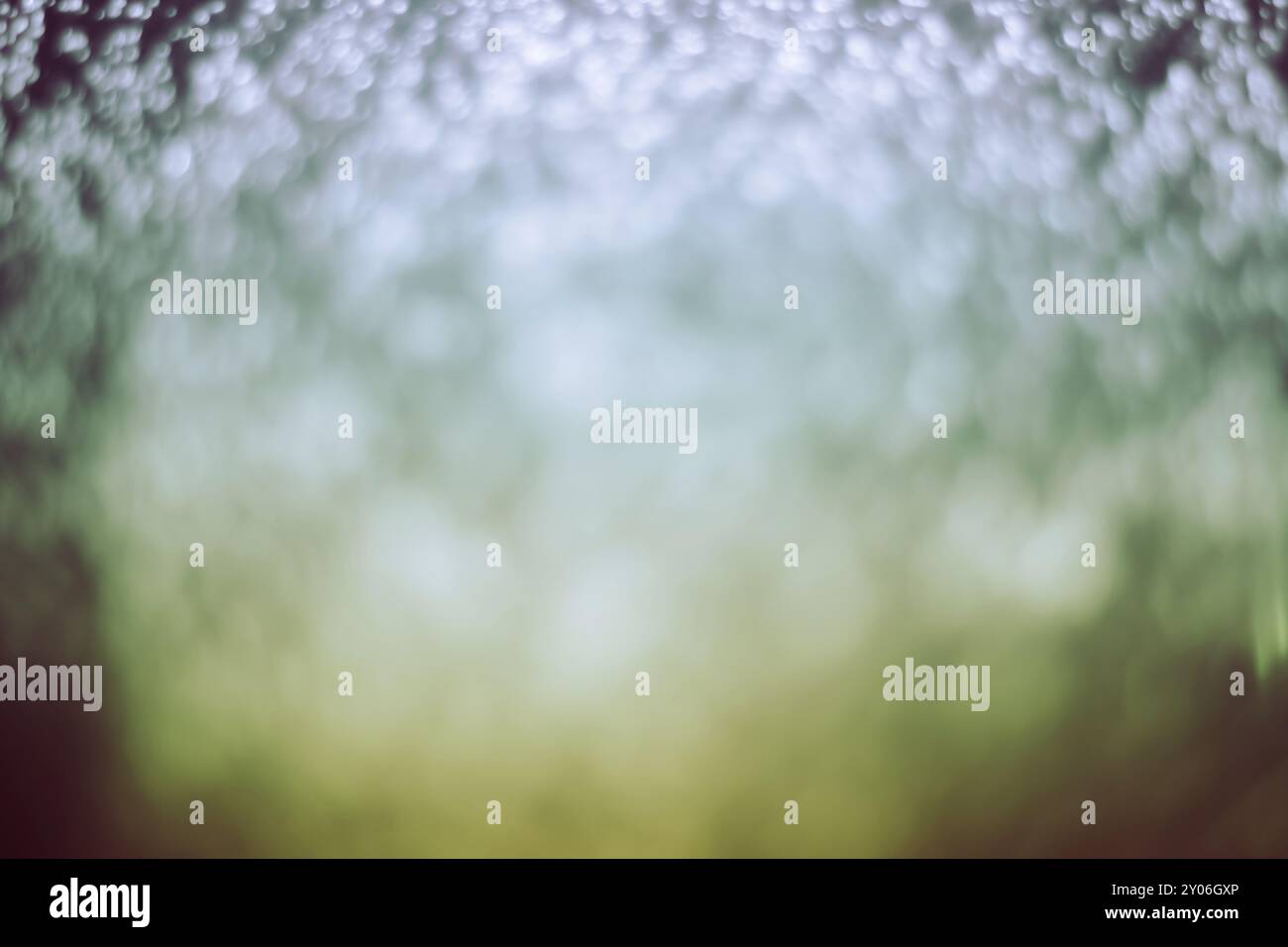 Abstrakte Unschärfe von unscharfen Lichtern mit Bokeh-Effekt im Hintergrund Stockfoto