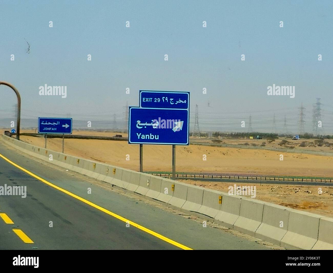 Makkah Madinah Road, Saudi-Arabien, 25. Juni 2024: Yanbu-Straßenschild am Mecca Medina Highway Road, Tourismus und Pilgerkonzept im Königreich Saudi-Arabien Stockfoto