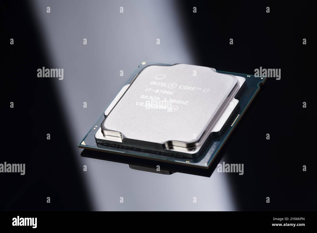 Intel Core i7 8700K Prozessor 6-Kern-CPU isoliert auf Schwarz Stockfoto