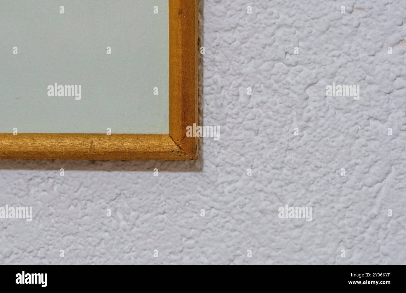 Minimalistische Perspektive: Brauner Holzrahmen an einer weißen Wand. Stockfoto