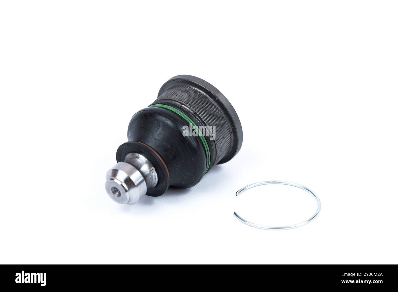 Neues Kugelgelenk auf weißem Hintergrund. Ersatzteile für den Austausch des Kugelgelenks der Vorderradaufhängung des Fahrzeugs Stockfoto