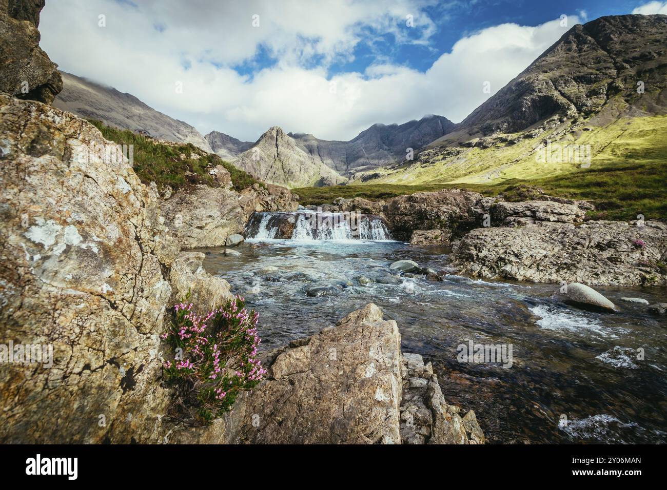 Wunderschöne Landschaft mit Wasserfällen in den Bergen: Die Fairy Pools, Isle of Skye, Schottland, Großbritannien, Europa Stockfoto Wunderschöne Landschaft mit Wasserfällen in den Bergen: Die Fairy Pools, Isle of Skye, Schottland, Großbritannien, Europa Stockfoto