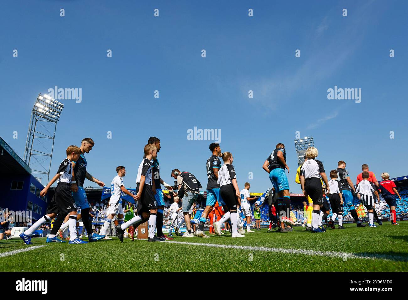 Zwolle, Niederlande. September 2024. ZWOLLE, 01-09-2024, MAC3PARK Stadium, Football, Eredivisie, Saison 2024/2025, während des Spiels PEC Zwolle - Heracles Almelo, Line Up Kids. Beschreibung: Pro Shots/Alamy Live News Stockfoto