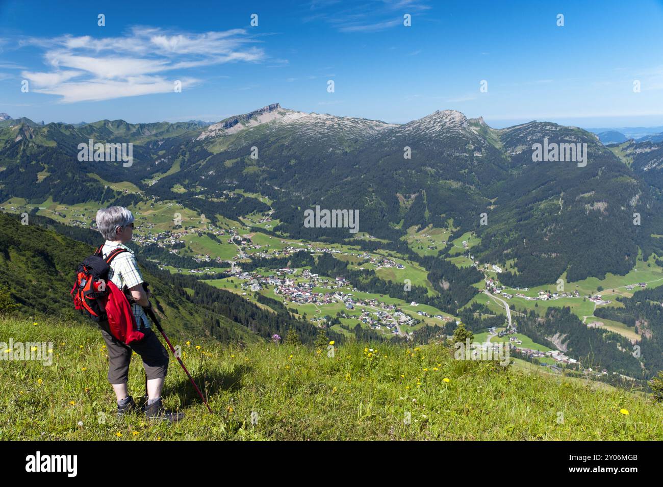 Frau schaut ins Kleinwalsertal Stockfoto