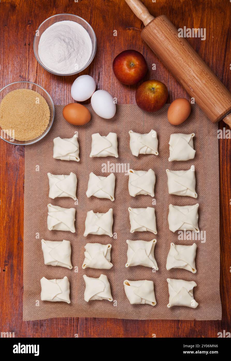 Köstliche Apfeltaschen mit Backzutaten Stockfoto