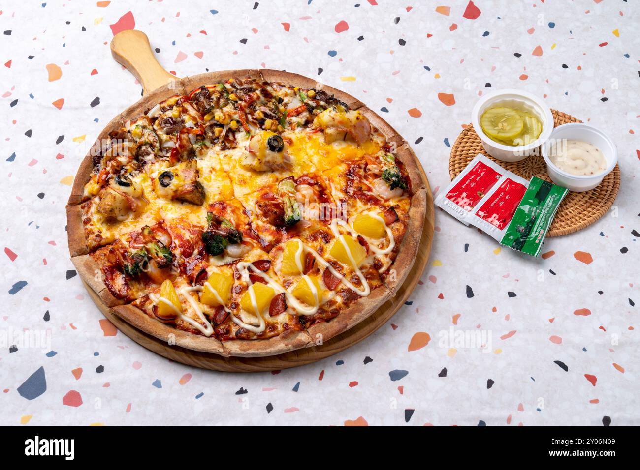 Pizza, Original, Peperoni, Kombination, Oliven, Schinken, Käse, Süßkartoffeln, Tomaten, Huhn, gebraten, gebraten Stockfoto