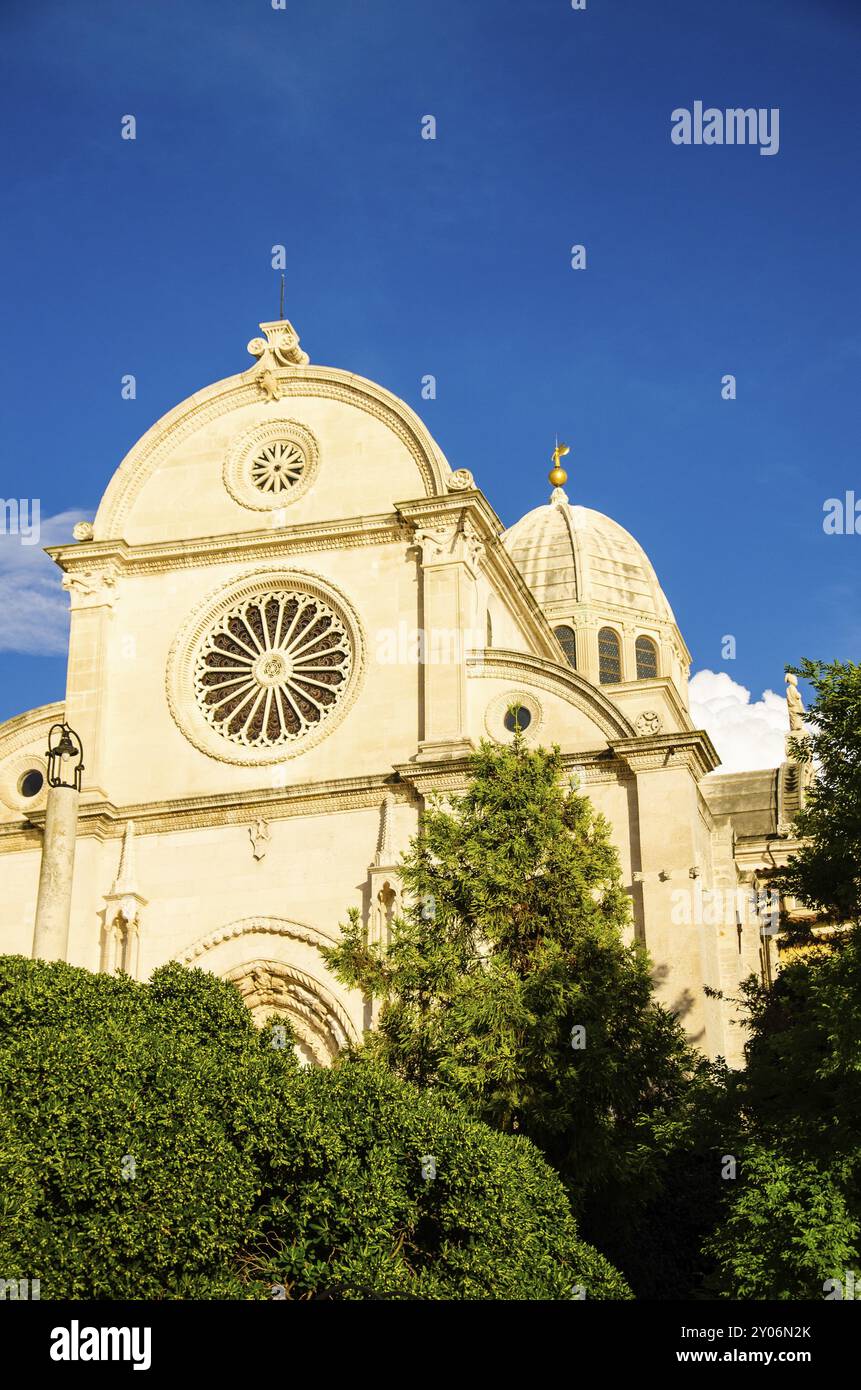 Kroatien, 21 07 2014: Altstadtstraßen in der Stadt Sibenik mit Marmor- und Steinbauten. Touristenziel, Europa Stockfoto