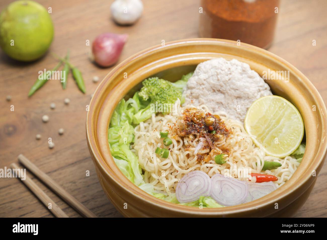 Heiße und scharfe Nudeln mit Schweinefleisch und Gemüse auf dem Holzhintergrund Stockfoto
