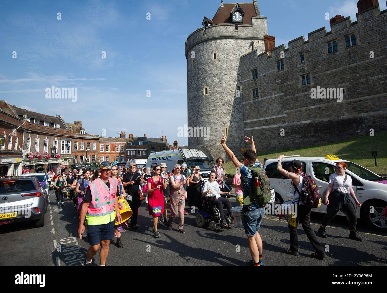 Windsor, Berkshire, Großbritannien. September 2024. Hunderte von Demonstranten des Klimaschutzes der Extinction Rebellion waren heute in Windsor, Berkshire, als Teil ihres dreitägigen Protestwochenendes gegen die Aufrüstung der Demokratie in Windsor. Sie marschierten von ihrem Camp im Home Park durch die Straßen hinauf zum Windsor Castle, wo sie eine Kundgebung veranstalteten und Besuchern und Einwohnern näherten. XR erklärt, dass es bei der Verbesserung der Demokratie darum geht, gegen die systemischen Misserfolge der Regierung und die Lügen, die ein ungerechtfertigtes System schaffen, zu rebellieren. Ein System, das es vermeidet, dringende Klimaschutzmaßnahmen zu ergreifen und das Leben vor Gier und Macht zu stellen." Kredit: Mauree Stockfoto