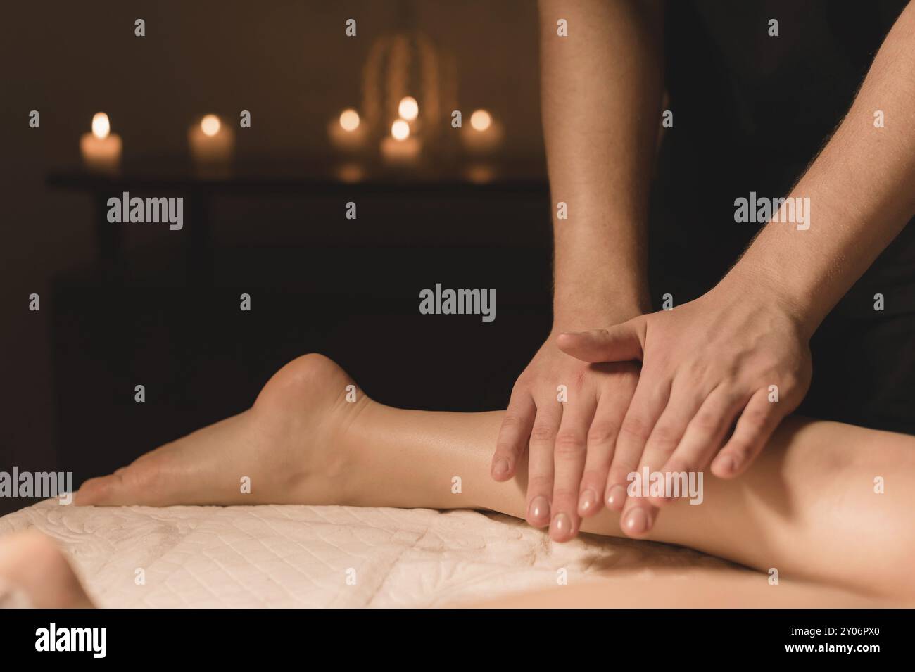 Frau massiert ihre wade -Fotos und -Bildmaterial in hoher Auflösung – Alamy