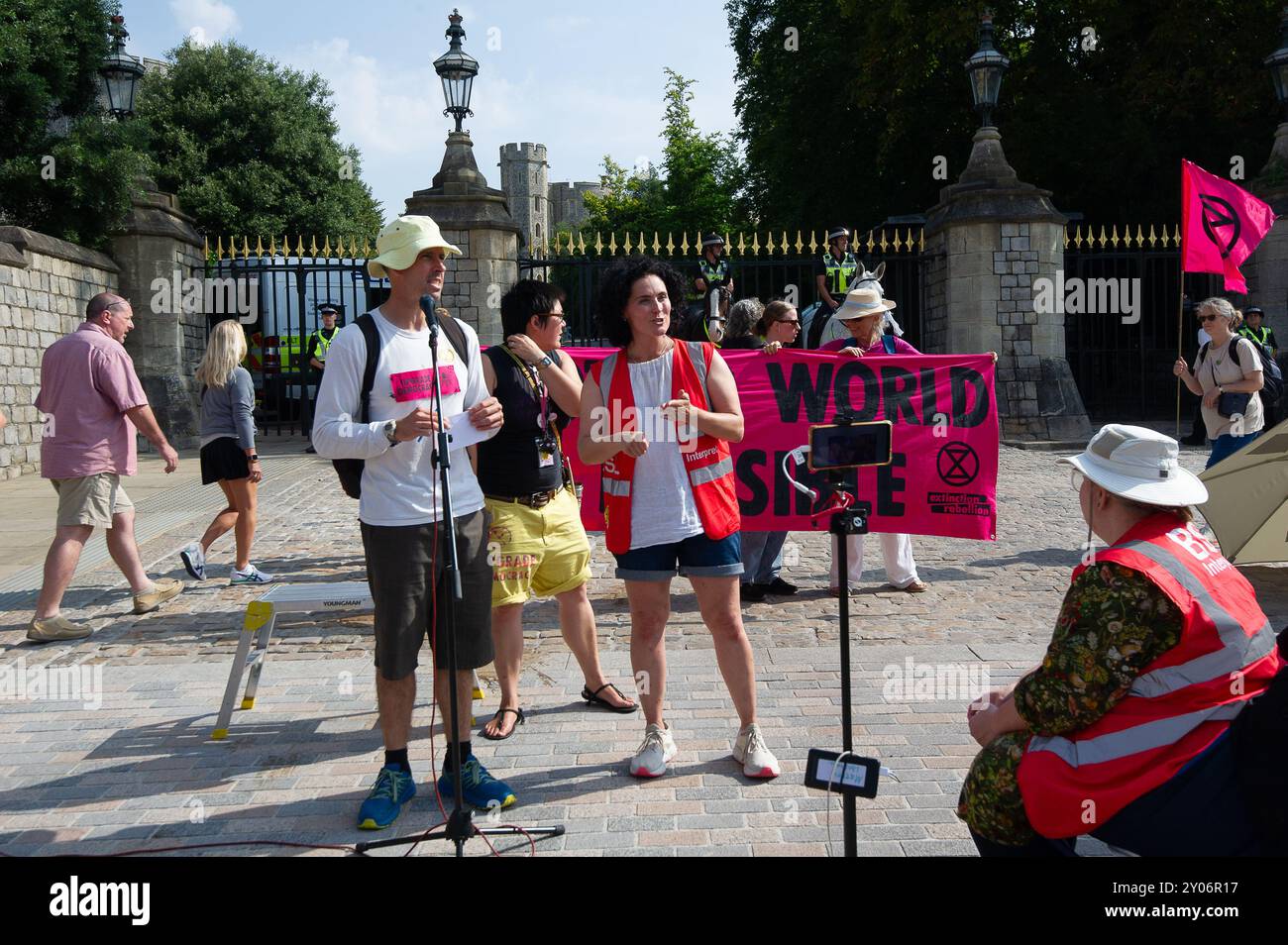 Windsor, Berkshire, Großbritannien. September 2024. Hunderte von Demonstranten des Klimaschutzes der Extinction Rebellion waren heute in Windsor, Berkshire, als Teil ihres dreitägigen Protestwochenendes gegen die Aufrüstung der Demokratie in Windsor. Sie marschierten von ihrem Camp im Home Park durch die Straßen hinauf zum Windsor Castle, wo sie eine Kundgebung veranstalteten und Besuchern und Einwohnern näherten. XR erklärt, dass es bei der Verbesserung der Demokratie darum geht, gegen die systemischen Misserfolge der Regierung und die Lügen, die ein ungerechtfertigtes System schaffen, zu rebellieren. Ein System, das es vermeidet, dringende Klimaschutzmaßnahmen zu ergreifen und das Leben vor Gier und Macht zu stellen." Kredit: Mauree Stockfoto