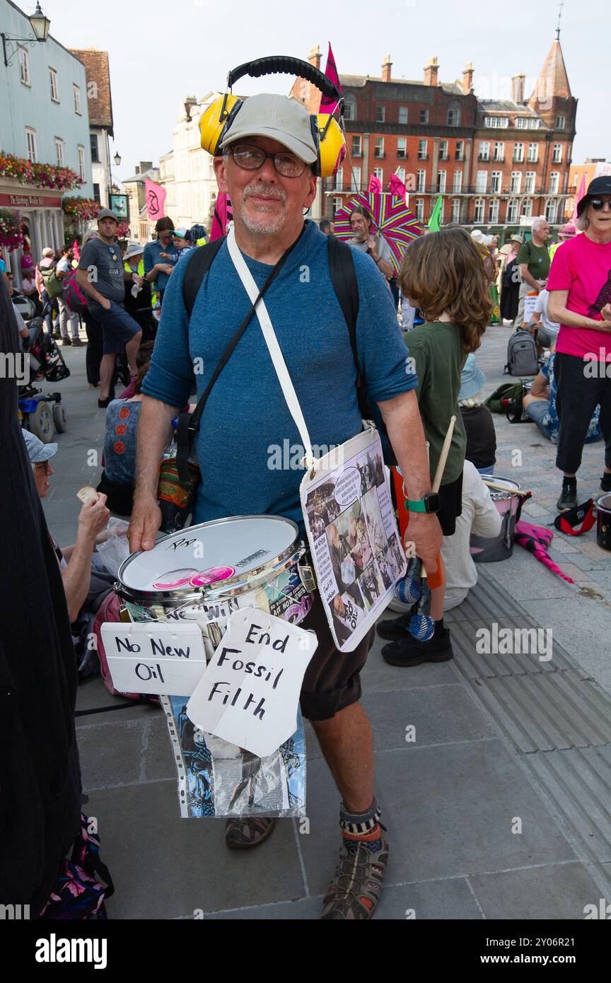 Windsor, Berkshire, Großbritannien. September 2024. Hunderte von Demonstranten des Klimaschutzes der Extinction Rebellion waren heute in Windsor, Berkshire, als Teil ihres dreitägigen Protestwochenendes gegen die Aufrüstung der Demokratie in Windsor. Sie marschierten von ihrem Camp im Home Park durch die Straßen hinauf zum Windsor Castle, wo sie eine Kundgebung veranstalteten und Besuchern und Einwohnern näherten. XR erklärt, dass es bei der Verbesserung der Demokratie darum geht, gegen die systemischen Misserfolge der Regierung und die Lügen, die ein ungerechtfertigtes System schaffen, zu rebellieren. Ein System, das es vermeidet, dringende Klimaschutzmaßnahmen zu ergreifen und das Leben vor Gier und Macht zu stellen." Kredit: Mauree Stockfoto