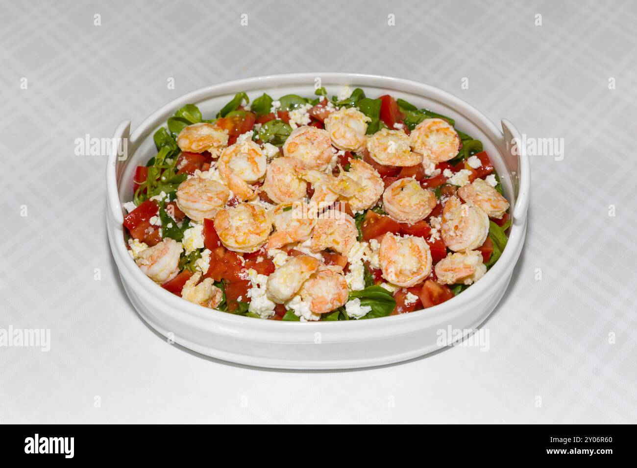 Feldsalat mit Tomaten, Feta und Garnelen Stockfoto