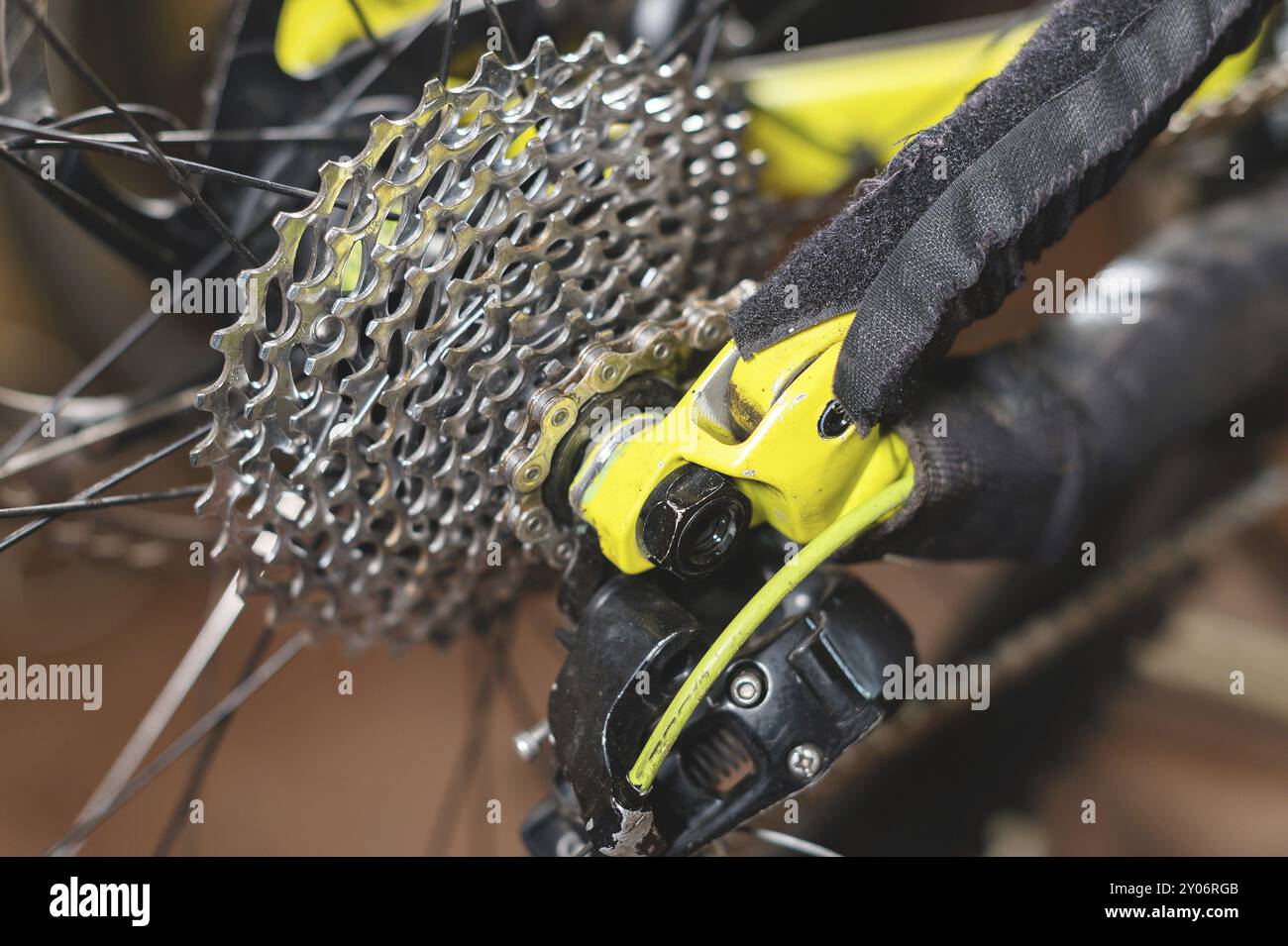 Nahaufnahme Ansicht des Fahrrads in Reparatur. Nahaufnahme der Getriebestassette. Bastelservice für Mountainbikes. Reparaturanleitung für Ihren Standort Stockfoto