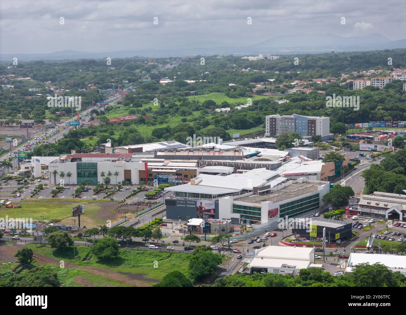 Managua, Nicaragua - 16. August 2024: Galerias Shopping in Managua City mit Drohnenblick Stockfoto
