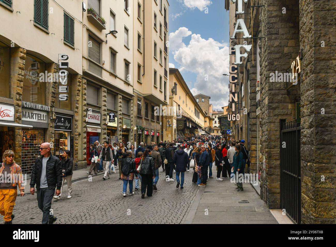 Blick auf die Via Por Santa Maria mit der Brücke Ponte Vecchio im Hintergrund, überfüllt am Ostersonntag, Florenz, Toskana, Italien Stockfoto