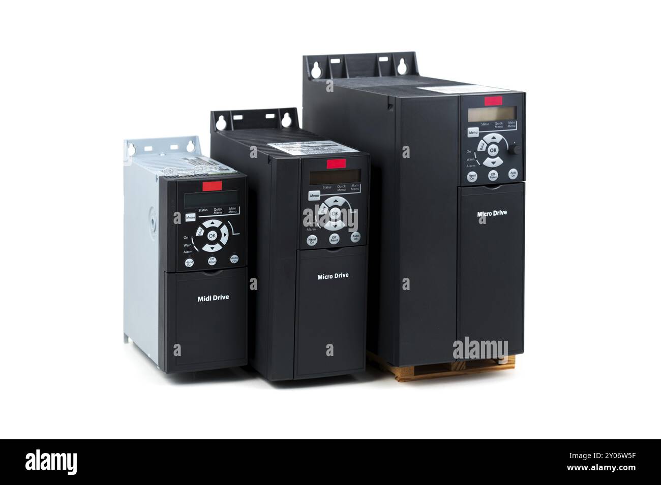 Eine Gruppe von drei verschiedenen Größen und Kapazitäten neuer universeller Wechselrichter zur Steuerung des elektrischen Stroms und der Leistung für die Industrie auf einem isolierten Wi Stockfoto